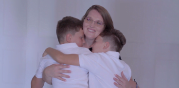 Terapia cu celule stem în tratarea autismului. Nașterea celui de-al doilea băiețel i-a adus minunea salvării primului copil. Povestea Dianei VIDEO | Demamici.ro