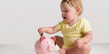 Indemnizația de creștere a copilului s-a mărit cu circa 180 lei din luna martie. Alte 8 beneficii sociale cresc și ele cu 13,8% | Demamici.ro