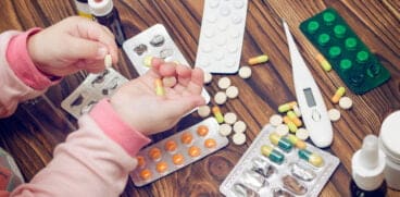 14 copii din Roman au ajuns la spital după ce au mâncat pastile expirate. Au crezut că sunt bomboane | Demamici.ro
