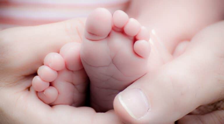 Un bebeluș de numai 690 de grame, născut de o tânără de 19 ani la maternitatea din Botoșani | Demamici.ro