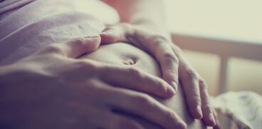 O femeie de 40 de ani din Piatra Neamț a născut în toaleta unui magazin alimentar. Nu știa că e însărcinată | Demamici.ro