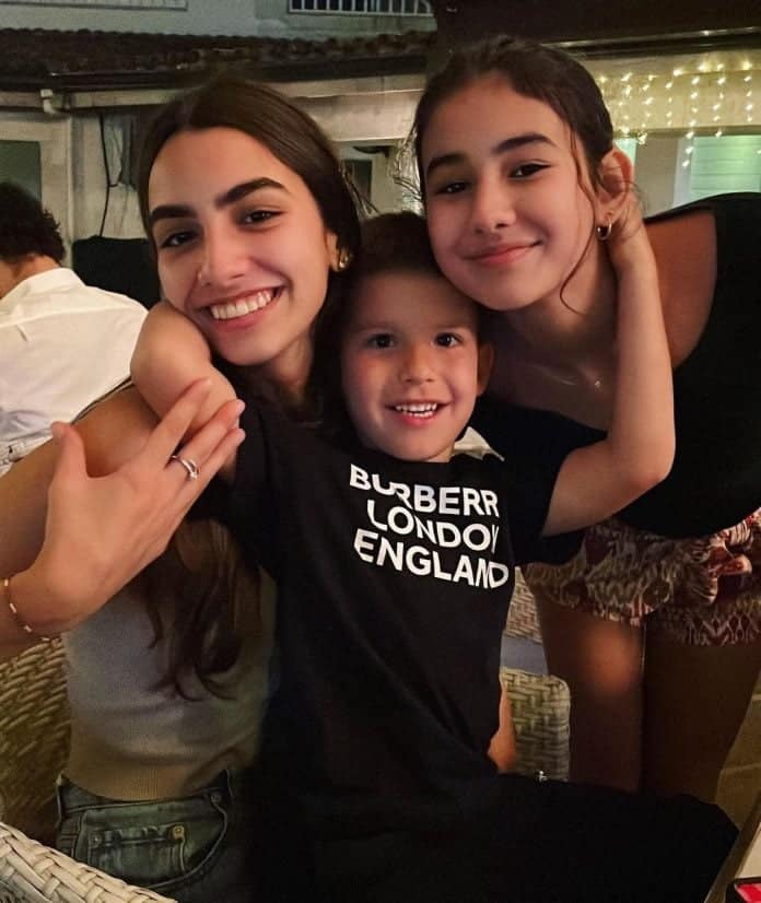 Adi Mutu, alături de cei doi fii ai lui, din căsnicii diferite. Mario are 20 de ani, iar Tiago are 5 ani, dar sunt leiți