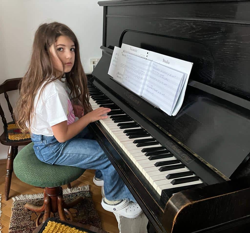 Povestea Almei, fetița genială din Cluj, prima pe țară la Engleză!E pasionată și de gimnastică, pian, canto și japoneză