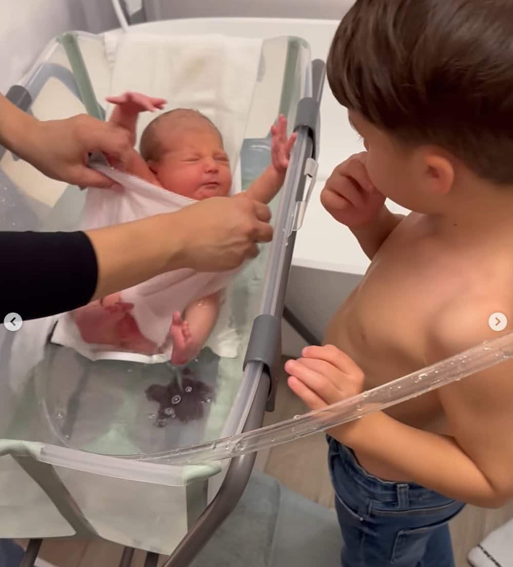 Andreea Popescu a născut al treilea copil. Fosta dansatoare a Deliei a ajuns în sala de nașteri cu peretele intrauterin fisurat: "Am intrat de urgență în operație"