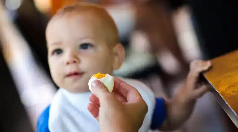 Cum trebuie să îi dai oul de Paște copilului!