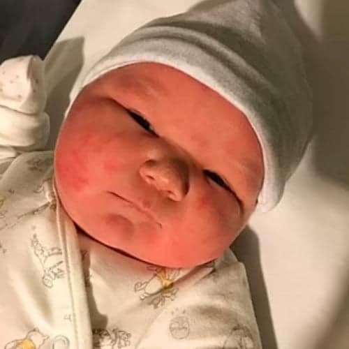 O mamă a născut la 40 de ani un bebeluș de 5.400 și a lăsat-o gură cască și pe moașă: "Nu arăta deloc ca un nou născut"