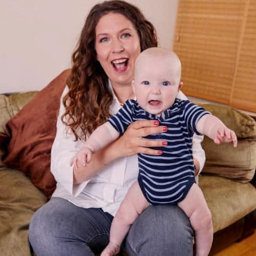 O mamă a născut la 40 de ani un bebeluș de 5.400 și a lăsat-o gură cască și pe moașă: "Nu arăta deloc ca un nou născut"