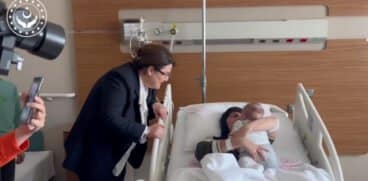 „Copilul miracol” și-a reîntâlnit mama la două luni după cutremurul din Turcia. Fetița rezistase singură 5 zile sub dărâmături | Demamici.ro