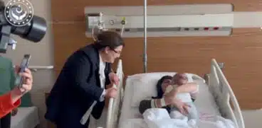 „Copilul miracol” și-a reîntâlnit mama la două luni după cutremurul din Turcia. Fetița rezistase singură 5 zile sub dărâmături | Demamici.ro