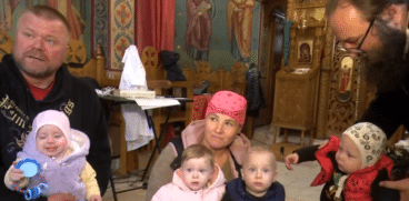 Cvadrupleți concepuți pe cale naturală, într-o familie din județul Iași. Părinții, care mai au acasă încă doi copii adolescenți, se confruntă cu dificultăți materiale VIDEO | Demamici.ro