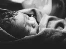 O femeie de 40 de ani și-a făcut singură cezariană. Mama și copilul au supraviețuit | Demamici.ro