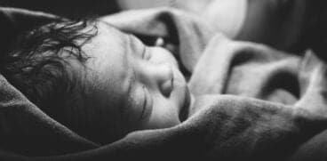 O femeie de 40 de ani și-a făcut singură cezariană. Mama și copilul au supraviețuit | Demamici.ro