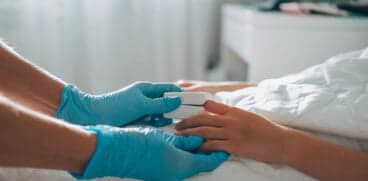 O elevă de 14 ani din Cluj, în comă profundă după ce s-a înecat cu un jeleu: „Jeleul s-a lipit de intrarea în trahee” | Demamici.ro