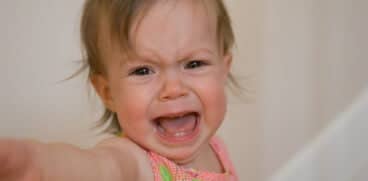 Trebuie să-i dăm copilului ce vrea atunci când țipă? Răspunsul lui Janet Lansbury, autor, mamă și trainer RIE | Demamici.ro