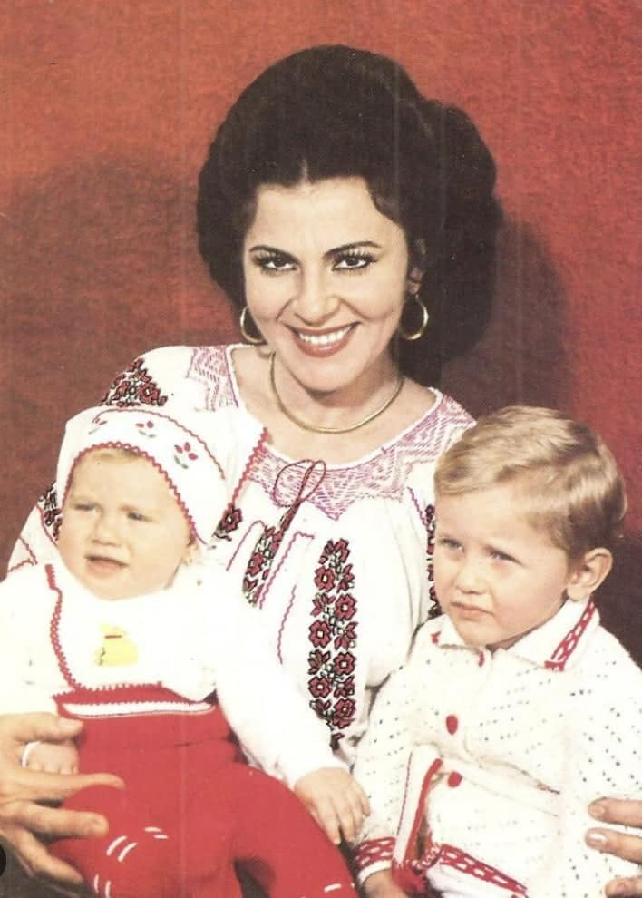 Irina Loghin, acum bunică, sfaturi de aur pentru fiica ei: "Asta e greșeala mamelor. I-am spus și Irinucăi să nu care cumva să o ia în brațe atunci când plânge, pentru că va deveni un copil nervos"