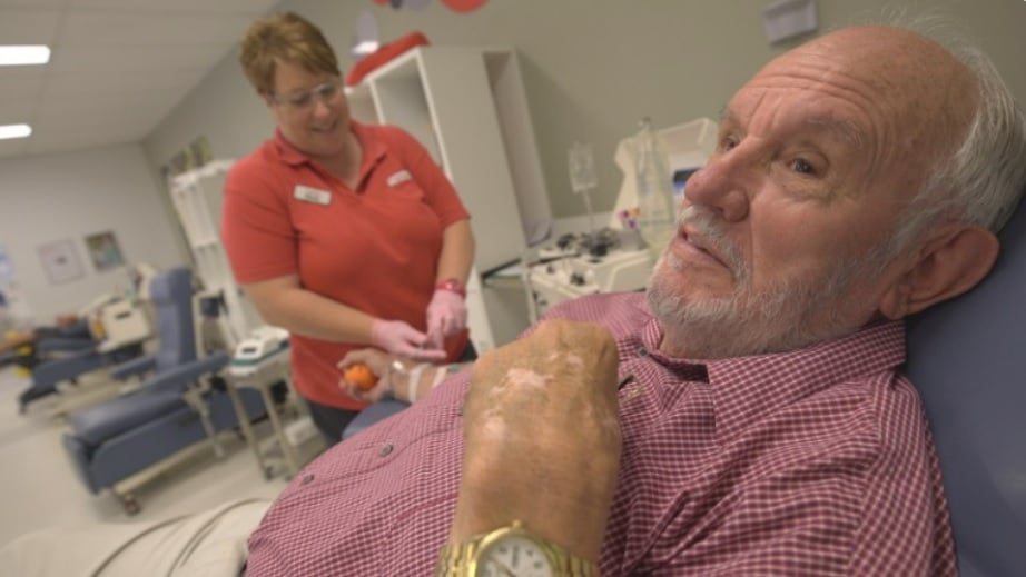"Bunicul cu sânge special". Un bărbat a reușit să salveze viețile a peste 2 milioane de bebeluși prin gestul său 
