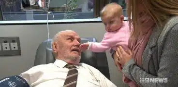 „Bunicul cu sânge special” a donat sânge săptămânal timp de 60 de ani și a salvat viețile a 2,4 milioane de bebeluși | Demamici.ro