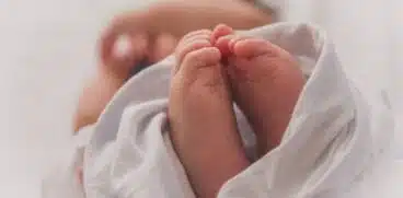 Un bebeluș nou-născut, abandonat imediat după naștere. Mesajul lăsat de cea care l-a adus pe lume: „Mă numesc Enea. Mama mă iubeşte, dar nu mă poate creşte” | Demamici.ro