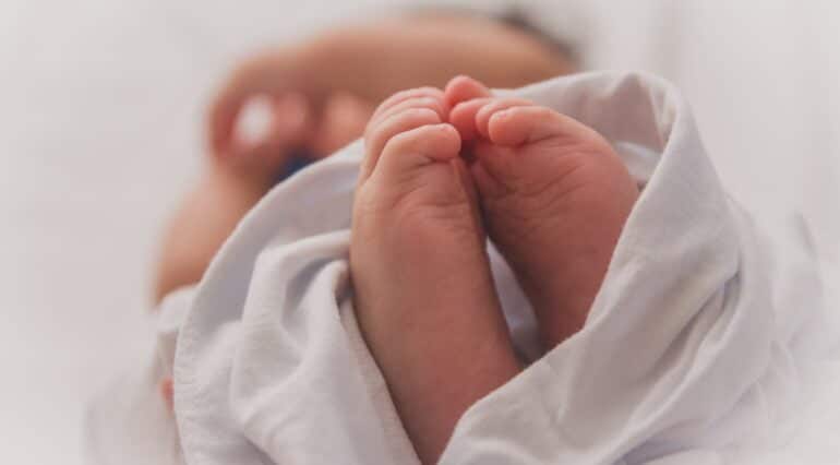 Un bebeluș nou-născut, abandonat imediat după naștere. Mesajul lăsat de cea care l-a adus pe lume: „Mă numesc Enea. Mama mă iubeşte, dar nu mă poate creşte” | Demamici.ro
