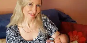 Mamă la 58 de ani. Mulți i-au zis că e cam târziu să mai crească un copil, însă nu a renunțat: „E cel mai mare dar din viața mea” | Demamici.ro