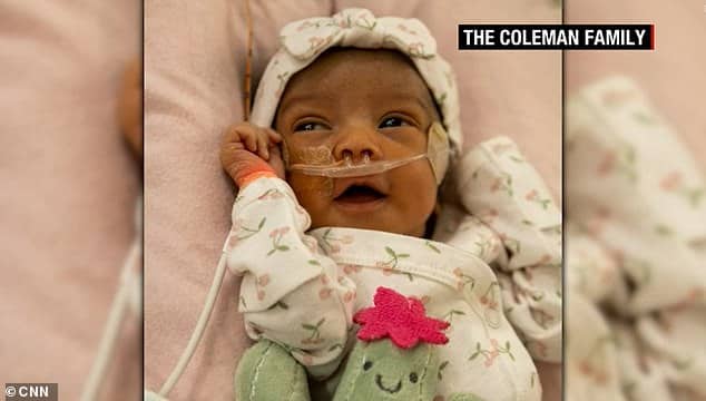 Prima operație pe creier reușită la un bebeluș aflat în pântecul mamei. Fetița s-a născut apoi fără defecte congenitale