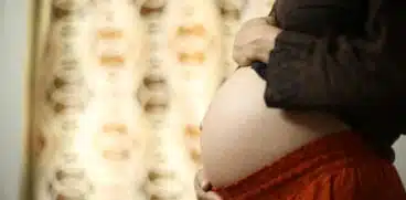 O femeie din Târgu Neamț a născut prin cezariană, acasă, operată de soţ şi soacră | Demamici.ro