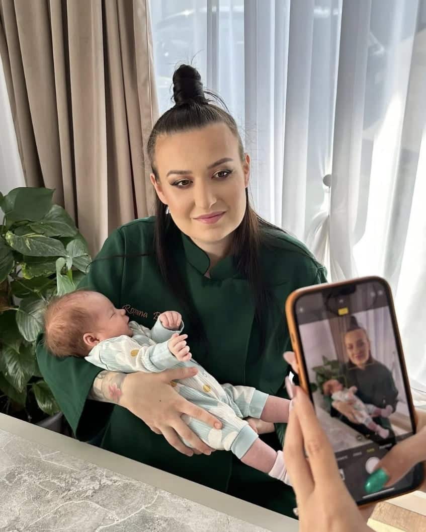 Roxana Blenche a publicat prima fotografie cu chipul fetiței sale: "Cât este de mică și frumoasă"