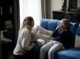 Legea care instituie dreptul părinților de a-și lua concediu și indemnizație pentru îngrijirea copilului bolnav, semnată de președintele României | Demamici.ro