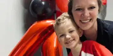 Un băiat de 4 ani și-a salvat mama de la moarte și s-a îngrijit de cei doi frați mai mici: „Le-a dat jucării și gustări să le distragă atenția” | Demamici.ro