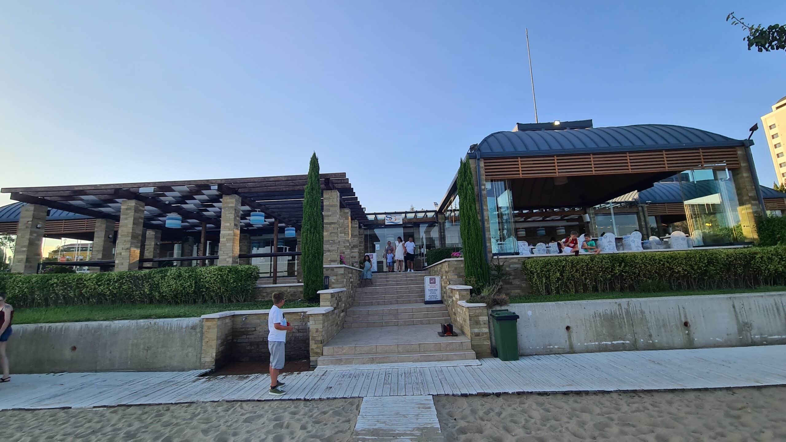 Restaurantul de pe plajă „Seaside Grill”