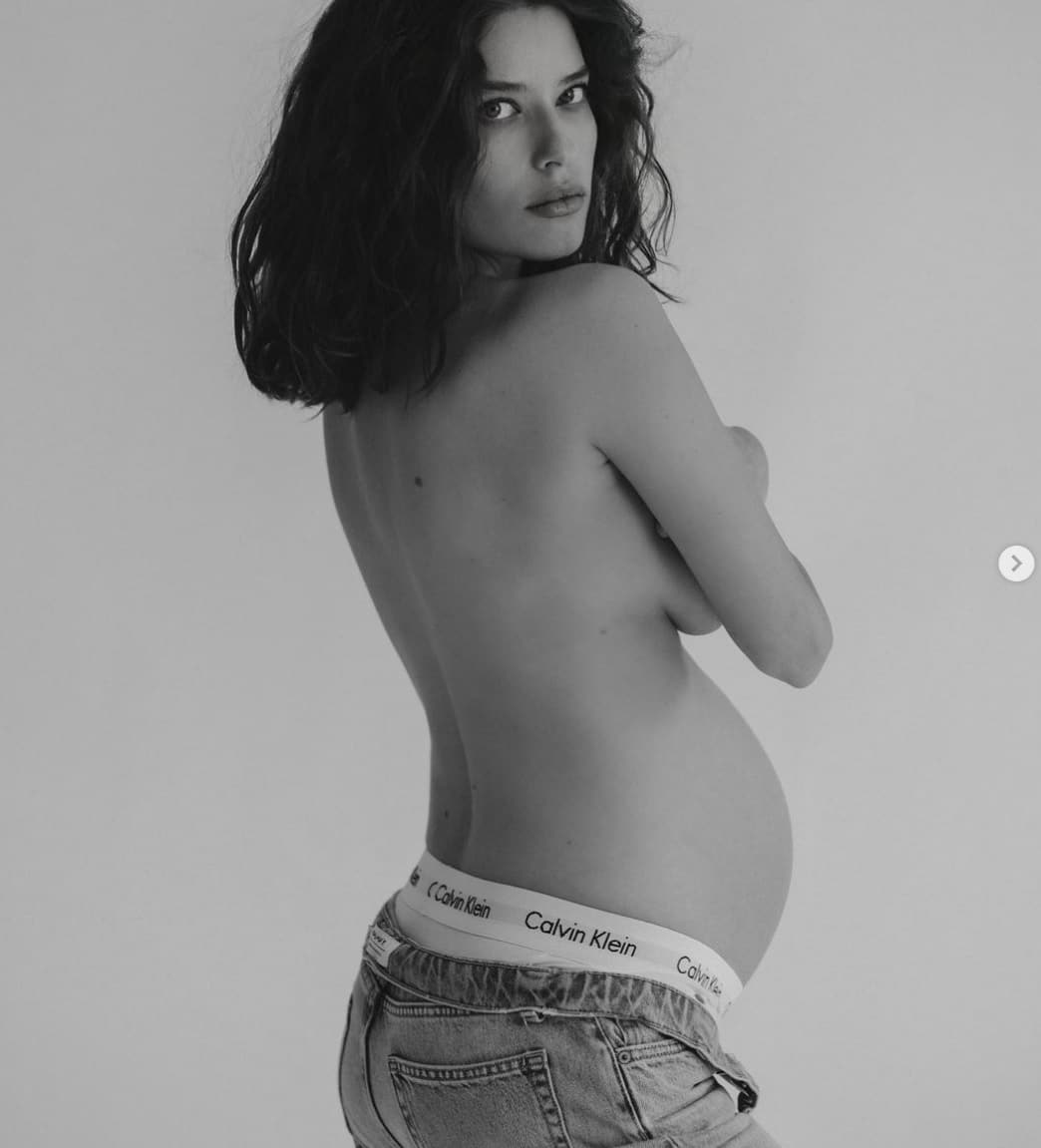 Fotomodelul Alice Peneacă a devenit mamă pentru prima oară. Prima imagine cu fetița: "Echipa noastră se mărește"