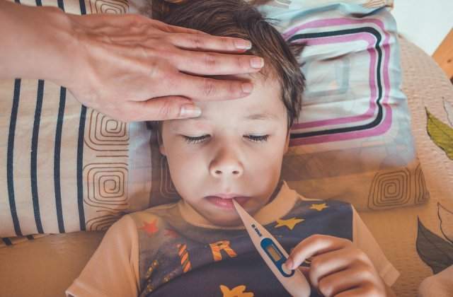 Virusul Coxsackie: simptome la copii care trebuie să îi alerteze pe părinți