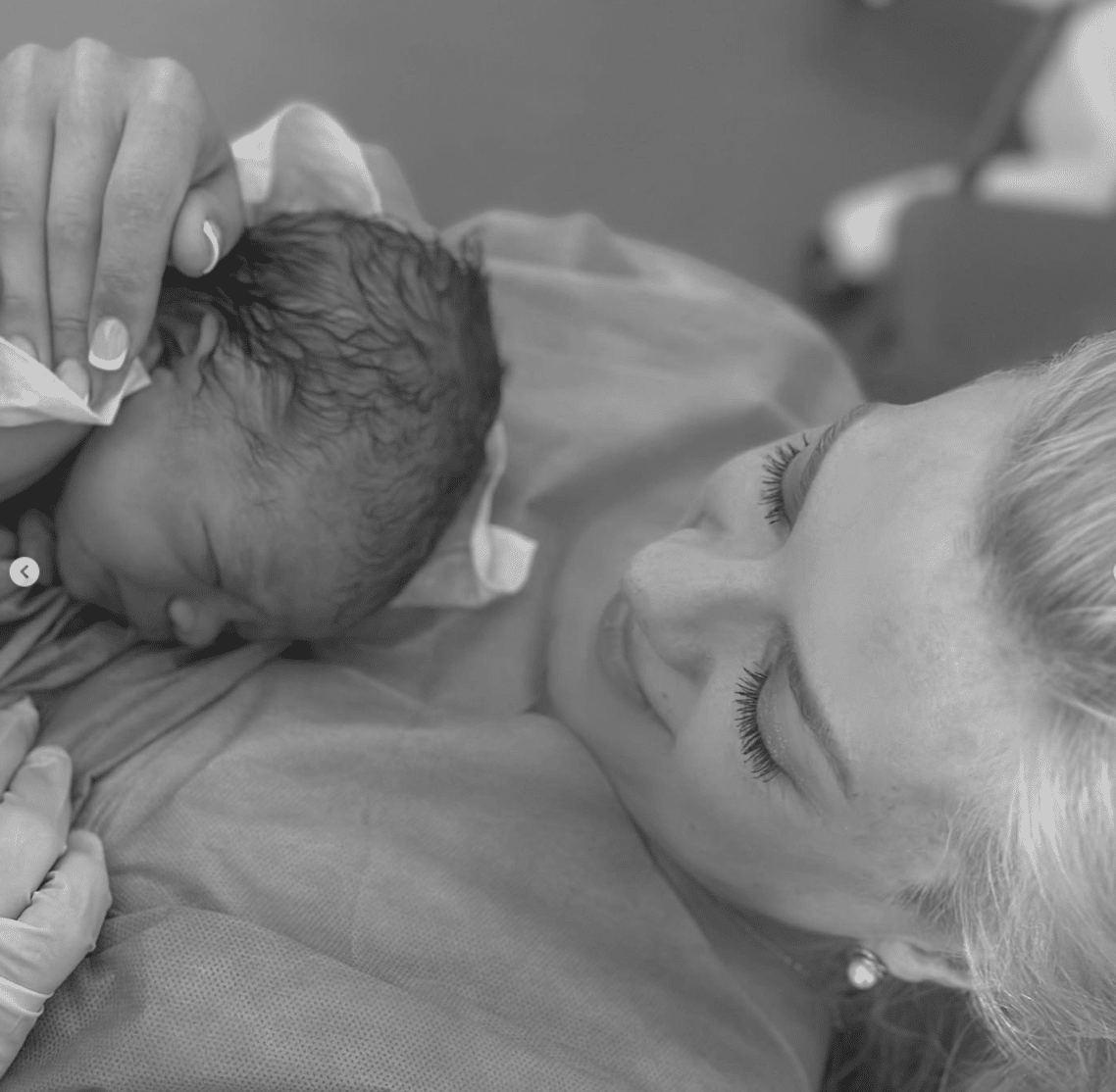 Marina Cârnaț a născut cel de-al nouălea copil. Mămica a aflat sexul bebelușului la naștere | Demamici.ro