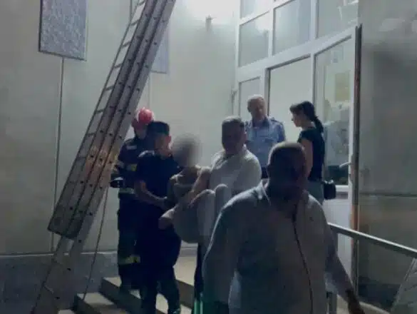 O mamă și-a aruncat copiii de 2 și 3 ani de la etajul 1 al unui hotel din Botoșani. Băiețelul de 2 ani a murit | Demamici.ro
