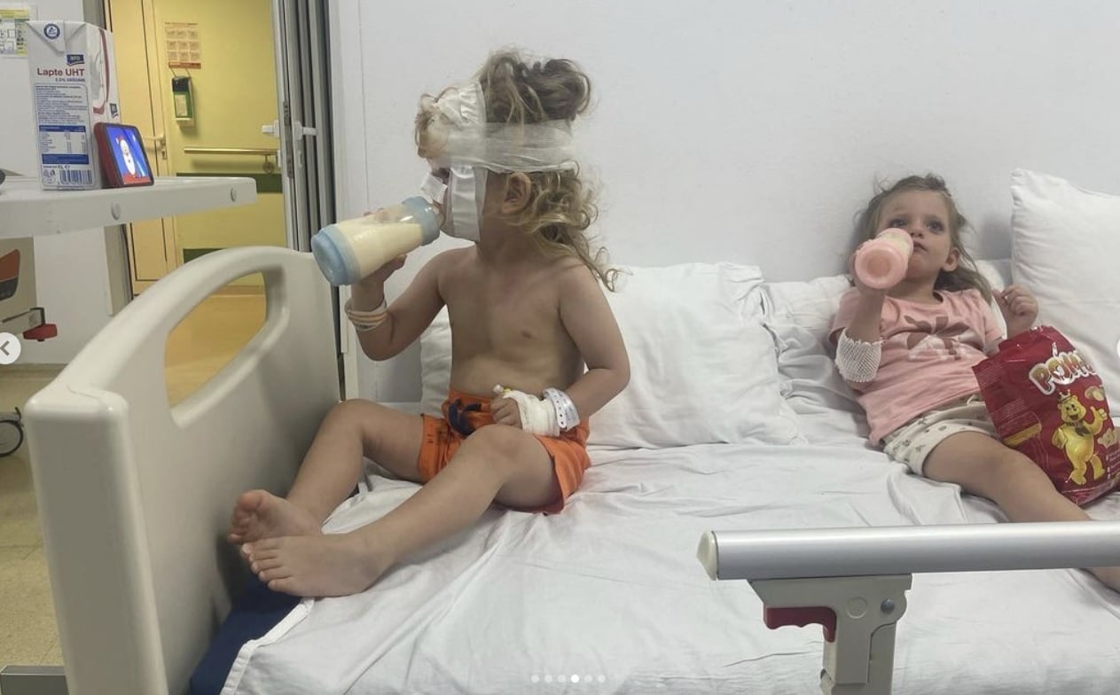 Unul din gemenii soților Laufer a ajuns la spital după un accident de mașină: "Are fracturi la nivelul feței și lovituri grave la cap"