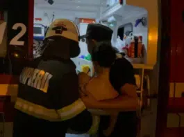 Purtată pe brațe de echipajul de salvare, mama care și-a aruncat copiii pe geam repeta obsesiv: „N-am vrut să le fac nimic rău!” | Demamici.ro