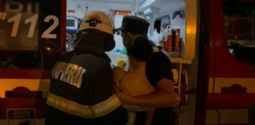 Purtată pe brațe de echipajul de salvare, mama care și-a aruncat copiii pe geam repeta obsesiv: „N-am vrut să le fac nimic rău!” | Demamici.ro