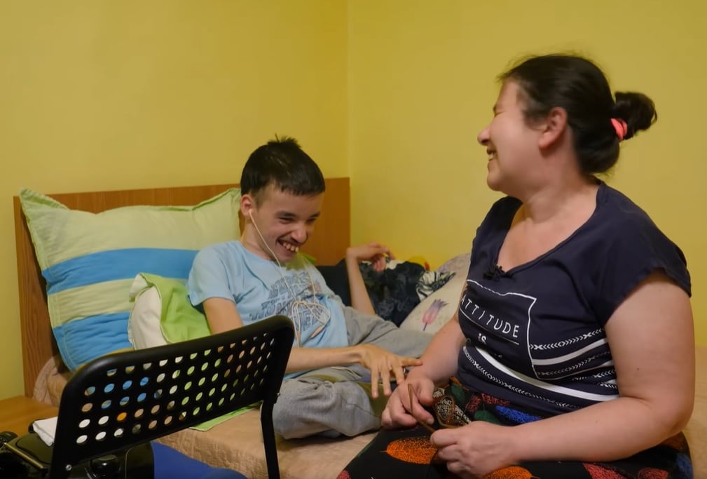 "Știți ce-și doresc mamele de copii cu dizabilități? Să le moară copiii înaintea lor cu o zi, ca să nu ajungă în centrele din România". Mărturia dureros de sinceră a unei mame de copil cu nevoi speciale