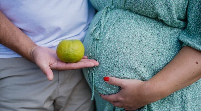 Studiu: Alimentația săracă în fibre a gravidei încetinește dezvoltarea creierului la bebeluș