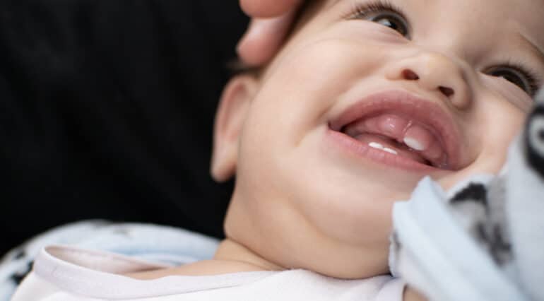 Erupția dentară la copii. Ce trebuie să știi despre apariția primilor dinți. Remedii naturale care calmează durerea celor mici | Demamici.ro