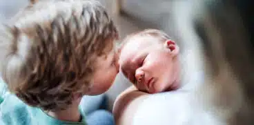 Cum e viața post-partum cu un nou-născut și un alt copil mic | Demamici.ro