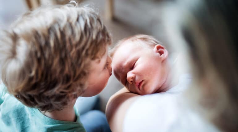 Cum e viața post-partum cu un nou-născut și un alt copil mic | Demamici.ro