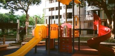 O fetiță s-a electrocutat în timp ce se juca într-un parc din București | Demamici.ro