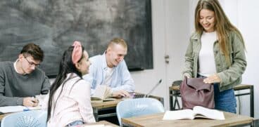 Burse mărite pentru elevii de liceu și gimnaziu în anul școlar 2023-2024 | Demamici.ro