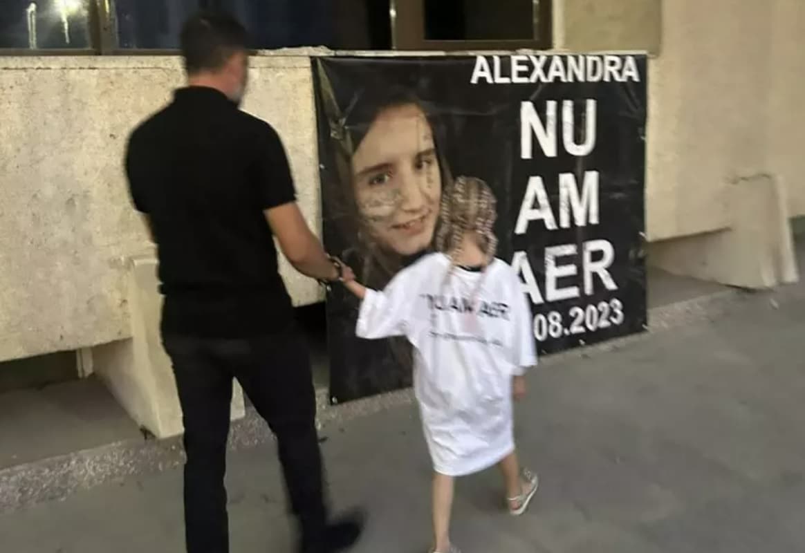 "Dar nu sunt brațele mamei". Fiica Alexandrei Ivanov a îmbrățișat afișul cu chipul mamei ei, în ziua în care aceasta ar fi împlinit 26 de ani