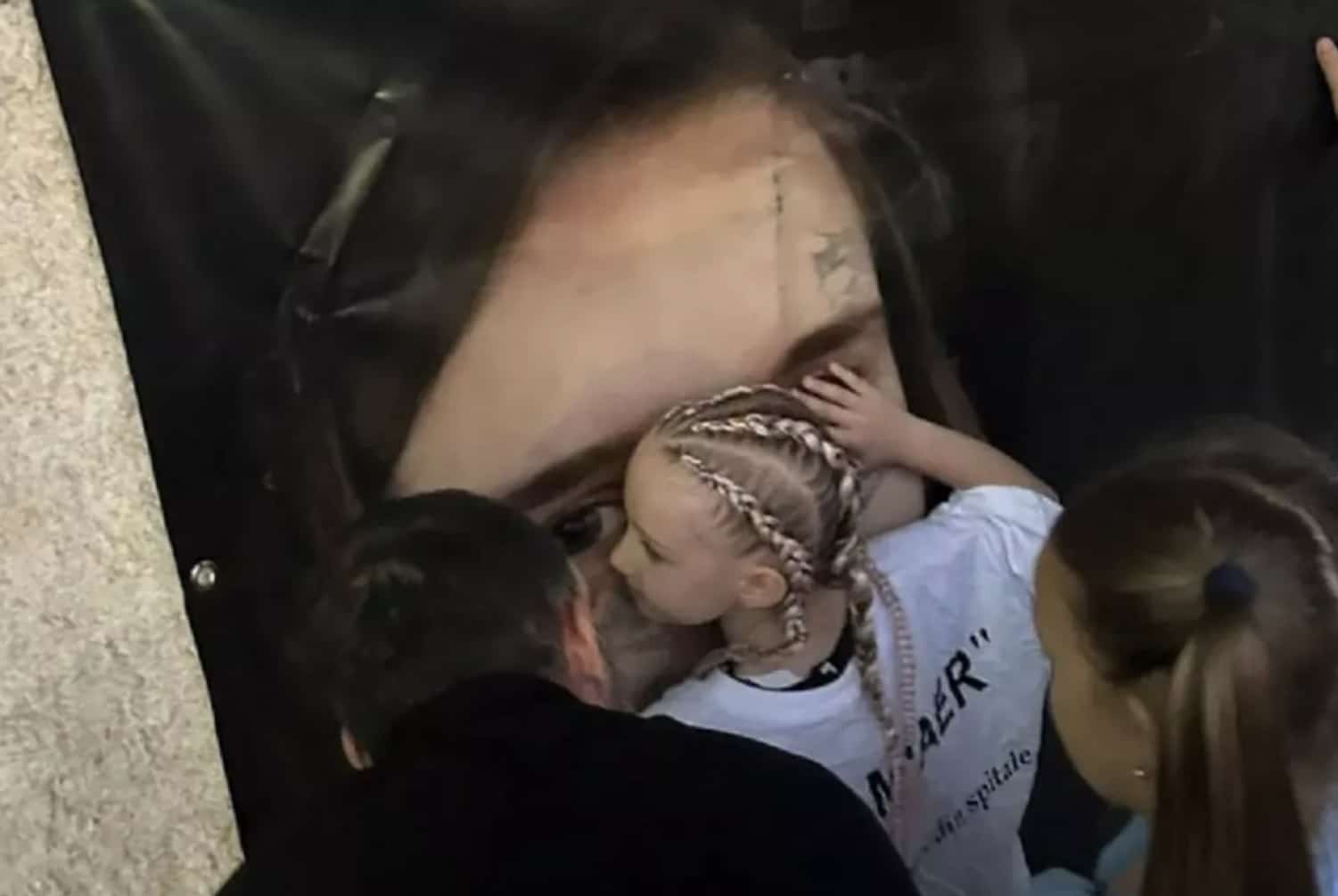 "Dar nu sunt brațele mamei". Fiica Alexandrei Ivanov a îmbrățișat afișul cu chipul mamei ei, în ziua în care aceasta ar fi împlinit 26 de ani