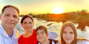 Dan Negru, fotografie rară cu familia: „Pe copii i-am lăsat să-si trăiască liniștiți copilăria. Nu apar la televizior, nu sunt vedete pe Tik Tok” | Demamici.ro