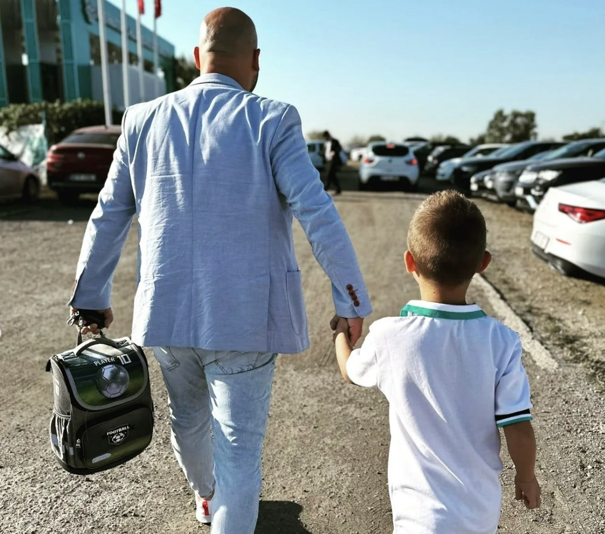 Ce mare s-a făcut fiul lui Andrei Ștefănescu! Ayan a început școala și seamănă leit cu mama lui 