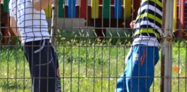 Băiețel cu ADHD de la o școală din Bistrița, greu de integrat în colectiv. Învățătoarea a sunat poliția ca să-l „potolească” pe copil | Demamici.ro