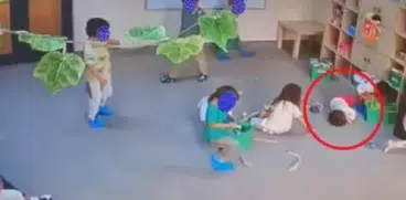 O fetiță de 2 ani, lăsată să stea întinsă pe jos, cu orele, la grădiniță! A ajuns la spital cu insuficiență respiratorie | Demamici.ro